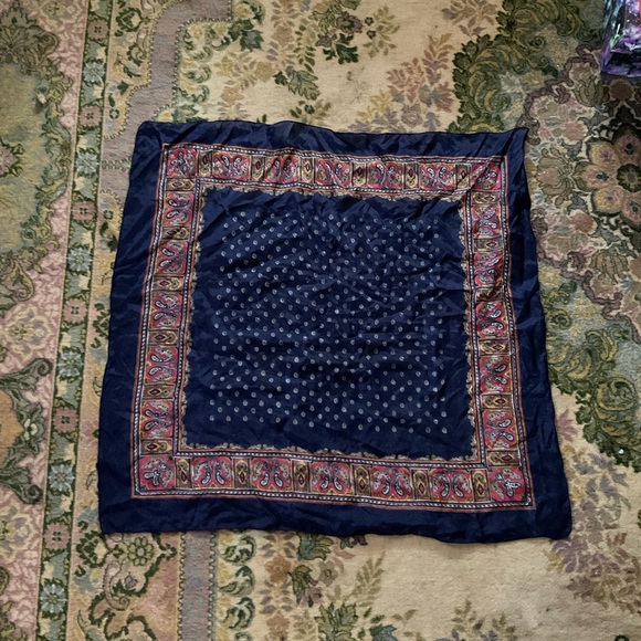 Silk Paisley 32 in Scarf - Picture 4 of 4